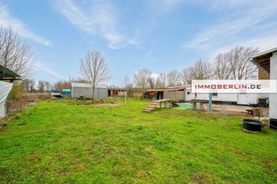 IMMOBERLIN.DE - Für Pferdeliebhaber! Haus mit Nebengebäuden & Potential auf großem Grundstück