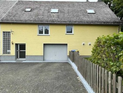 Gepflegtes Einfamilienhaus mit ELW und großem Grundstück (Bauplatz)