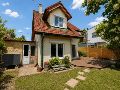 Lichtdurchflutetes Einfamilienhaus mit Garten, Kamin &amp; Luftwärmepumpe
