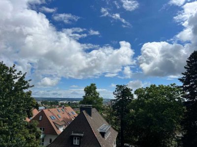 Charmante 2,5-Zimmer-Wohnung mit gehobener Innenausstattung und riesigem Balkon
