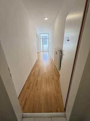 WG geeignete Zwei Zimmer Wohnung Nahe Stadhalle und Lugner City mit Loggia...