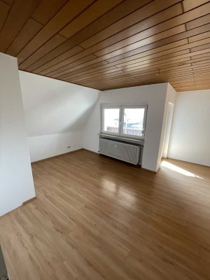 Schöne 3,5-Zimmer-Dachgeschosswohnung mit Balkon und EBK in Hösbach