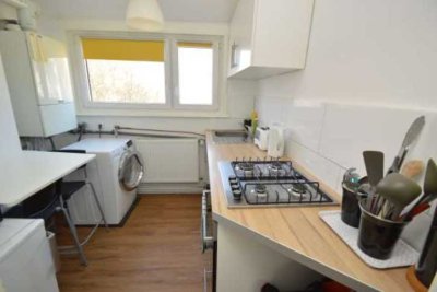 Vollmöblierte, geschmacksvolle Dachgeschosswohnung mit drei Räumen und EBK in Bremen nähe DIAKO