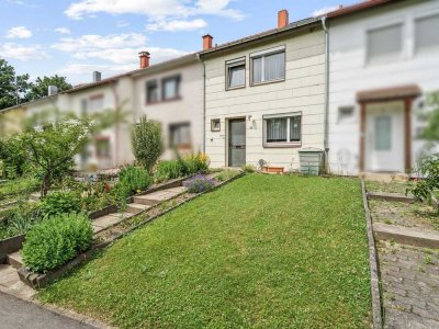 Platz für die ganze Familie: Reihenmittelhaus mit schönem Garten und zwei Stellplätzen