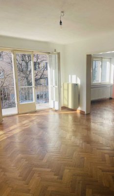 Altbau-Charme! Große, lichtdurchflutete 3 Zimmer  Wohnung mit zwei Balkonen im schönen Lehenviertel