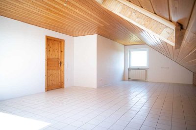 Frisch renovierte Dachwohnung mit offenem Layout im 2. OG