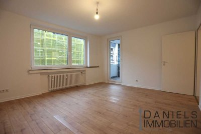 SCHÖNE HELLE RENOVIERTE 2 ZIMMER WOHNUNG IM HERZEN VON ELLER, LAMINAT, BALKON