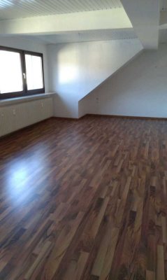 Helle, schöne, geräumige 2,5-Zimmer-DG-Wohnung in Oberhausen