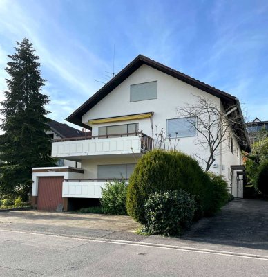 Freistehendes Mehrfamilienhaus mit zusätzlichen Praxis- oder Büroräumen und grossem Garten