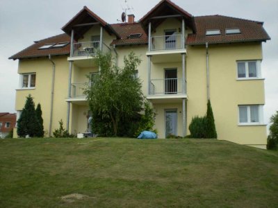 Thalheim. Attraktive 2-Raumwohnung in ruhiger Lage, mit Balkon und Stellplatz.