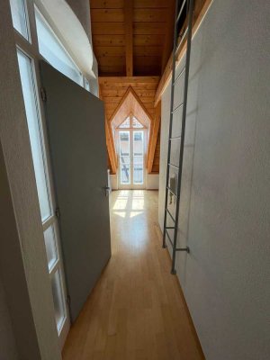 Wunderschöne Stadthauswohnung 2 Zimmer mit Küche, Empore und Garage. Tageslichbad Badewanne