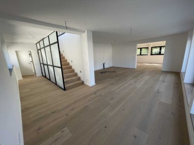 Großzügige Maisonette-Terrassenwohnung mit Blick auf die Frankfurter Skyline