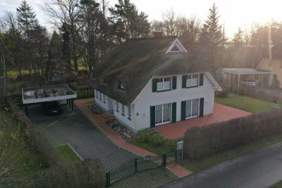 Modernes Reetdachhaus, lichtdurchflutete Wohnung im 1. Obergeschoss, voll möbliert -PROVISIONSFREI -