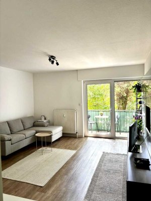 Helle, frisch renovierte 2-Zimmer-Wohnung mit Balkon, neuer Einbauküche, Stellplatz und Keller