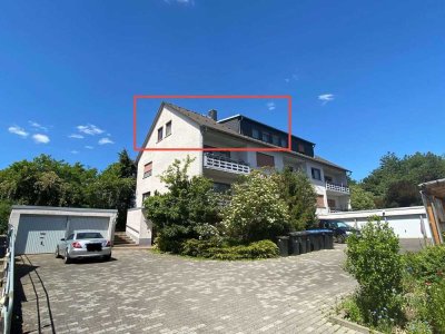 WRS Immobilien - Frisch renovierte 3 Zimmer Dachgeschosswohnung in Feldrandlage von Rockenberg