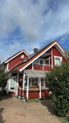 Wunderschönes  schwedenrotes Holzhaus am Feldrand - von Privat