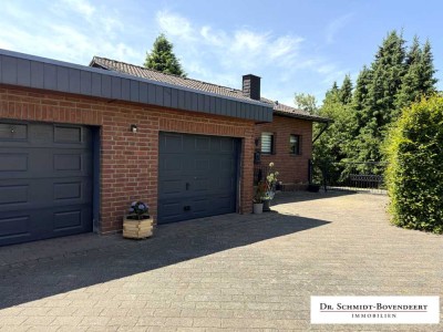 Gepflegtes Einfamilienhaus mit Doppelgarage, Photovoltaikanlage und ca. 1.389 m² großen Grundstück!