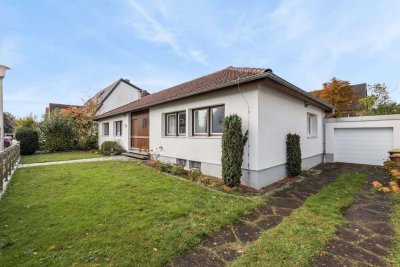 Architektenbungalow in ruhiger Lage mit großem Grundstück und Pool
