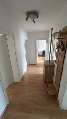Gut geschnittene, gepflegte 3-Zimmer-Wohnung mit Balkon und Einbauküche in direkter Rheinnähe