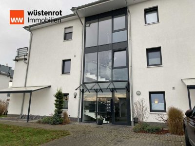 Tolle 3-Zi.-Penthousewohnung mit großer Dachterrasse, Carport-Stellplatz u. Freiplatz, ab 01.10.2025