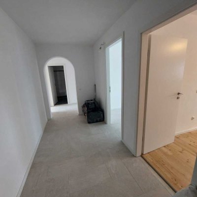 In Geretsried: grundsanierte Wohnung mit drei Zimmern, Balkon und Tiefgaragenstellplatz