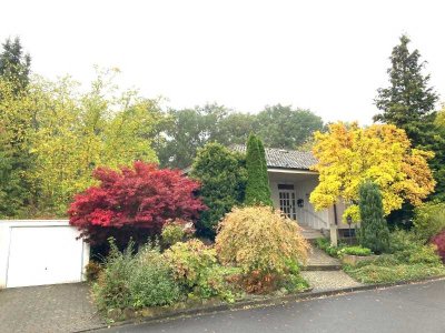 EINFAMILIENHAUS MIT EINLIEGERWOHNUNG, GROSSEM GRUNDSTÜCK UND ZWEI GARAGEN...