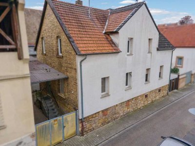 Teilsaniertes Doppelhaus mit gemütlichem Innenhof und viel Raum zum Wohlfühlen in Bodenheim