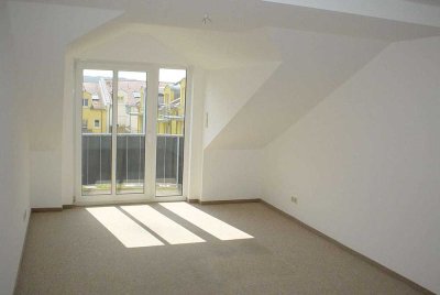 Günstige Wohnung im Dachgeschoss mit Einbauküche und zwei Balkonen!