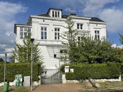 Renovierte moderne Dachgeschoss Wohnung mit Stadtpark Blick