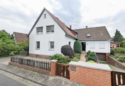 gepflegte 4-Zimmer-Wohnung im Dachgeschoss eines Zweifamilienhauses mit Garten