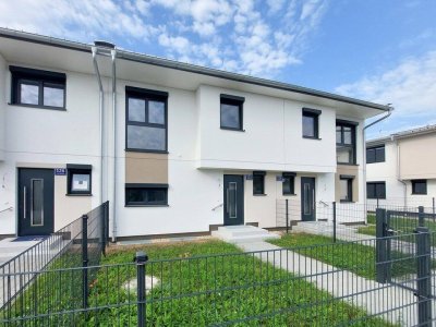 ERSTBEZUG: REIHENHAUS MIT PV-ANLAGE UND HOCHWERTIGER EINBAUKÜCHE NÄHE BADETEICH