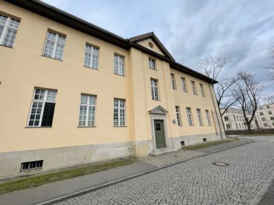 Frei! Schöne 2-ZKB-Wohnung mit Balkon + Pkw-Stellplatz