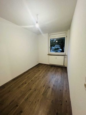 Sanierte, großzügig geschnittene 4 Zimmer Wohnung mit Balkon