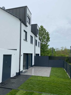Neuwertige Doppelhaushälfte in begehrter Lage von Wiesbaden