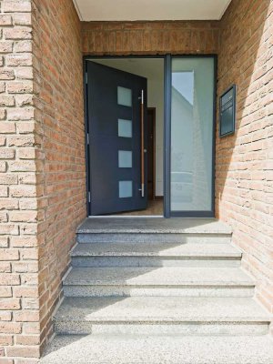 KR-Uerdingen: Hochwertig ausgestattete 2-Zimmer EG-Wohnung, mit Terrasse, Garten + Garage !