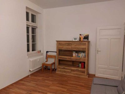 Befristete Zwischenmiete: Helle Altbau-Wohnung mit 2 Zimmern und EBK in Heidelberg