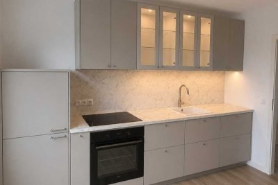 3 Zimmer * frisch renoviert * großer Balkon * Tageslichtbad * offene Küche mit Tresen