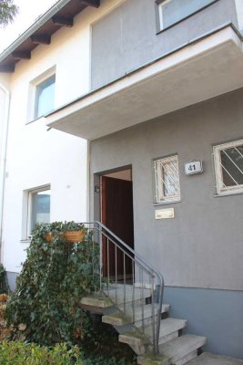 ***Einziehen & wohlfühlen: Frisch saniertes Reihenendhaus mit 190 m², Garten & Garage***