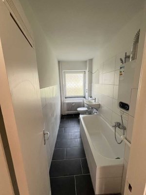 Sanierung demnächst abgeschlossen - Kleine 3,5-Zimmer-Wohnung im Erdgeschoss mit neuem Bad!