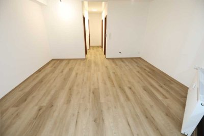 Erstbezug nach hochwertiger Sanierung – stilvolle 1-Zimmer-Wohnung mit Loggia, Klima & Markenküche i