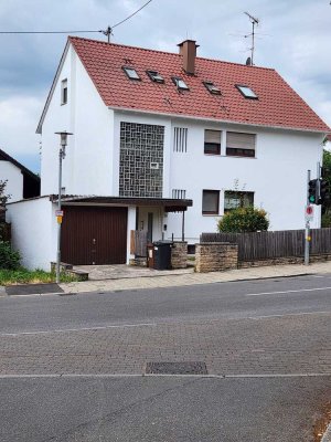 Freistehendes Mehrfamilienhaus mit 3 – Wohneinheiten und 2 Garagen in Filderstadt