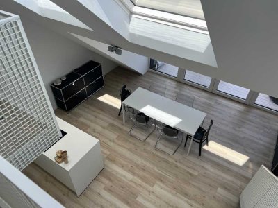 Lichtdurchflutetes Dachatelier mit Galerieebene und offener Raumstruktur in Innenstadtlage