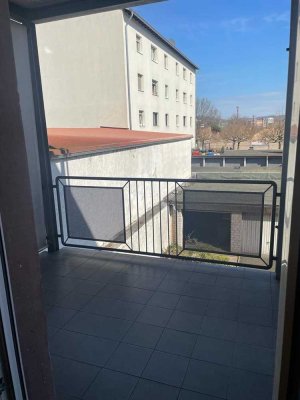 Sanierte helle Wohnung mit Balkon: freundliche 4-Zimmer-Wohnung in Aschaffenburg