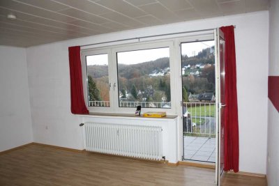 schöne 2 Zimmer Wohnung 64 qm Balkon Küche Stellplatz Keller in Overath Immekeppel