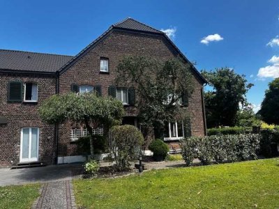 Wohnen mit Seele: Denkmalgeschützte Traumwohnung mit Terrasse & Garage