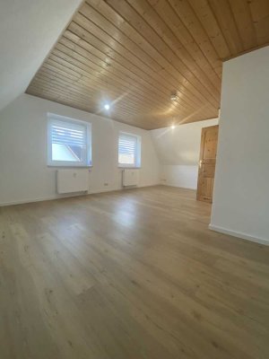 Helle und hochwertig renovierte Dachgeschosswohnung in zentraler Lage