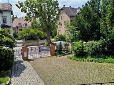 Traumhaftes Wohnen: Exklusive Dachgeschosswohnung in Top-Lage Dresden-Weißer Hirsch