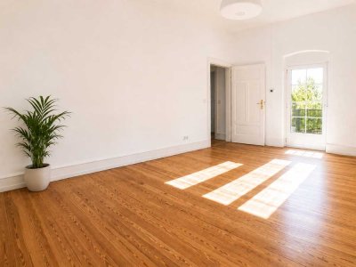 �Lichtdurchfluteter Altbau mit hohen Decken und zwei Balkonen - ideal für HomeOffice und Familie