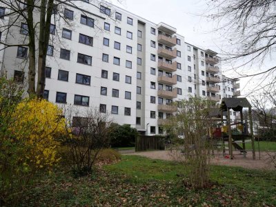 Vermietete, großzügige Eigentumswohnung mit Loggia und Balkon sowie Tiefgaragen-Stellplatz