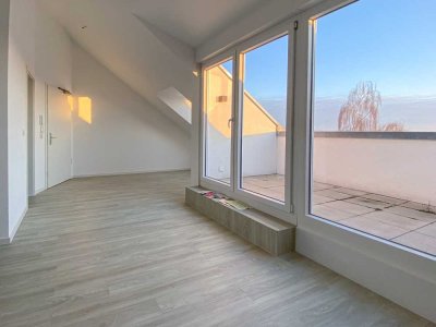 TRAUMBLICK ÜBER DEN DÄCHERN DOTZHEIMS: Schicke 2-Zi-DG Wohnung mit  Balkon